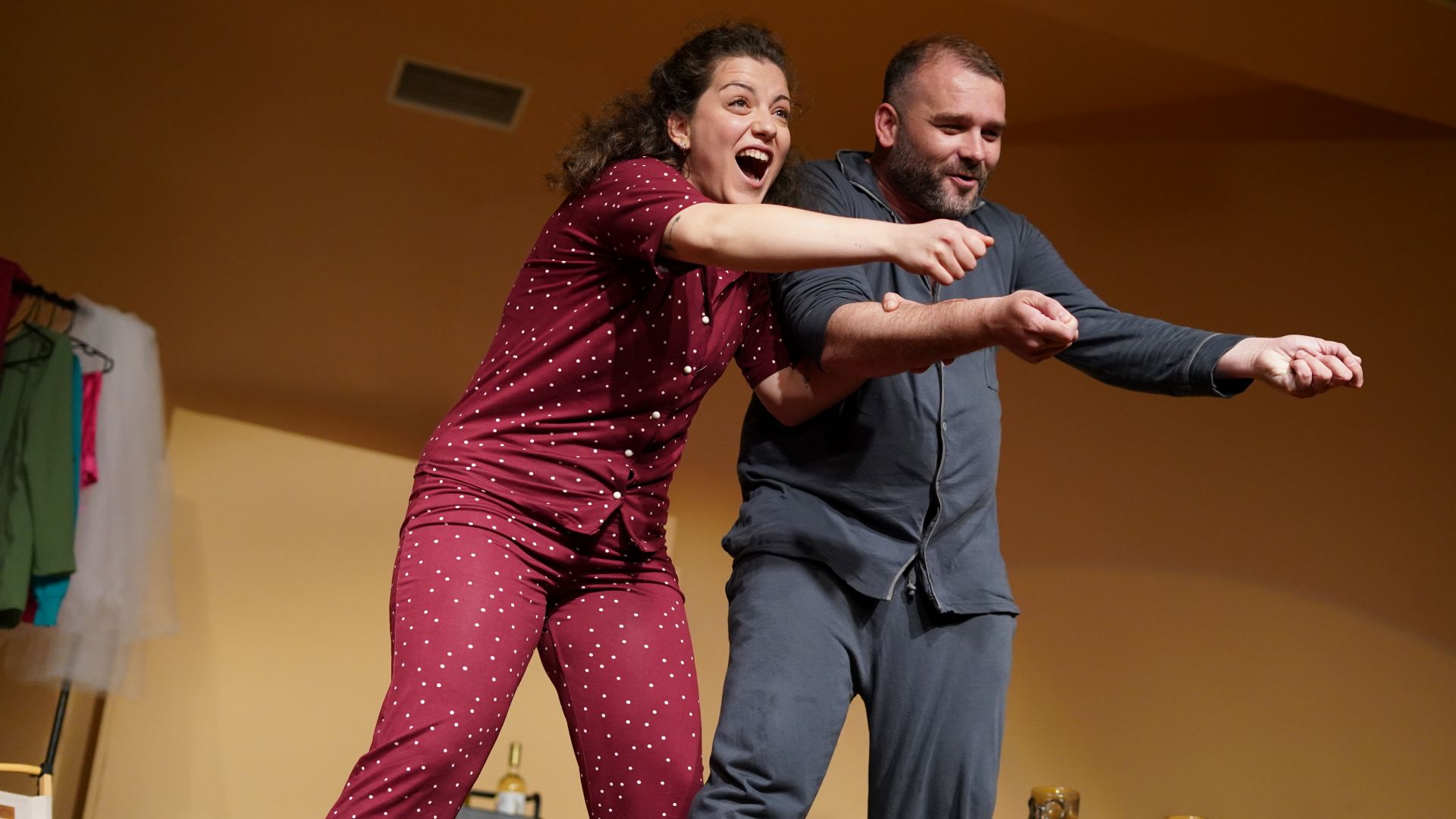 ЗНАМЕ И КУФЕР - КОМИЧНА ДУОДРАМА 18+